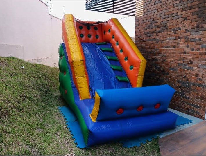 Sorriso de criança locação de brinquedos