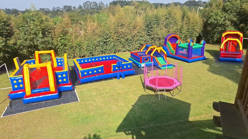 LARA LOCAÇÕES | Locação de Brinquedos em Curitiba - Aluguel de Infláveis, Mesas, Cadeiras, Camas Elásticas, Karaokê, Pebolim